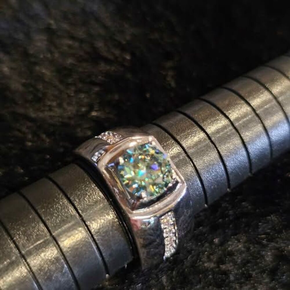 1.5CTW VVSD  Turquoise moissanite unisex band. Size 8